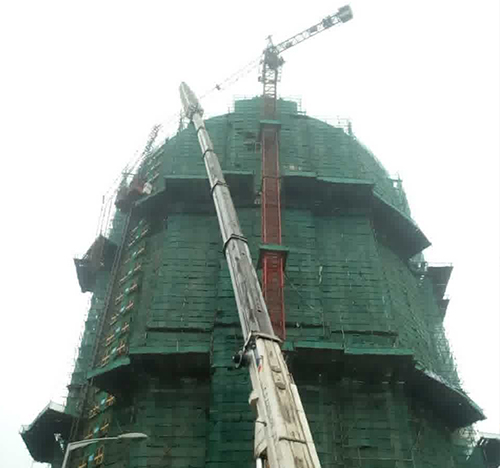 梁溪吊车在工地上作业
